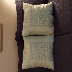 VINTAGE Y2K CELERY GREEN EMBROIDERED SATIN THROW PILLOWS SET OF 2! 18 x 18 GUC